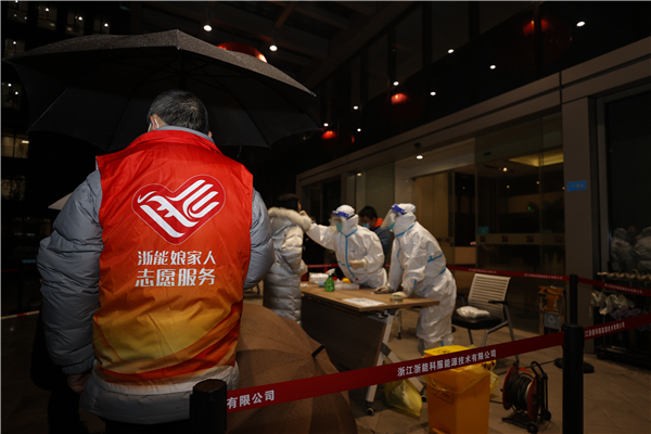 大廈內各單位黨員志愿者、青年志愿者、娘家人志愿者為檢測工作提供服務.jpg